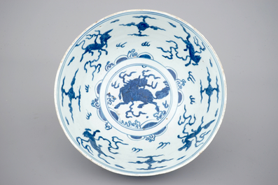 Een blauw-witte Chinees porseleinen kom, Ming Dynastie, 16e eeuw