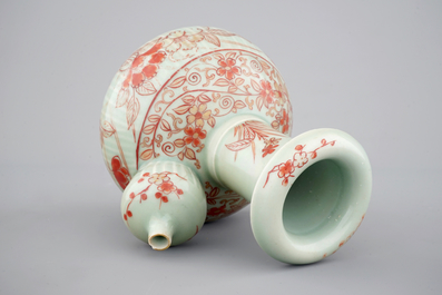Un kendi en porcelaine de Japon au fond c&eacute;ladon, Imari, 17/18&egrave;me