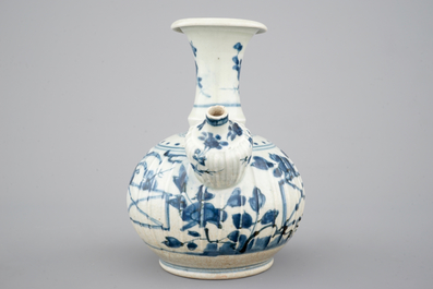 A Japanese Arita porcelain kendi, 17/18th C.