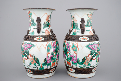 Une paire de vases en porcelaine de Chine, famille verte sur craquel&eacute;, Nanking, 19&egrave;me