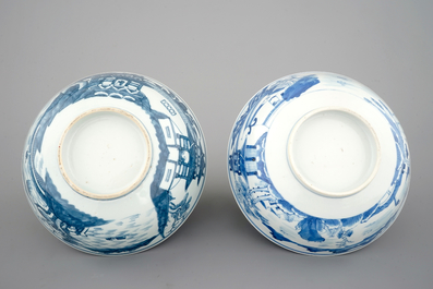 Une paire de bols en porcelaine de Chine bleu et blanc aux d&eacute;cors de paysages, 19&egrave;me