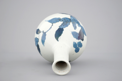 Een Japanse blauw-witte Arita flesvormige vaas, 17/18e eeuw