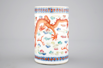 Un pot &agrave; pinceaux en porcelaine de Chine, d&eacute;cor d'un dragon, 19/20&egrave;me