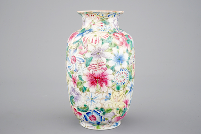 Een Chinees porseleinen famille rose vaas met millefleurs decor, 19/20e eeuw