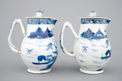 Een paar dekselkannetjes in blauw-witte Chinees exportporselein, 18e eeuw