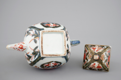 Een vierkante Japanse porseleinen Imari theepot, 17/18e eeuw