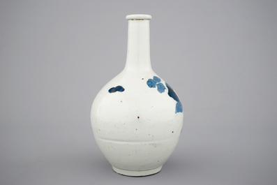 Een Japanse blauw-witte Arita flesvormige vaas, 17/18e eeuw