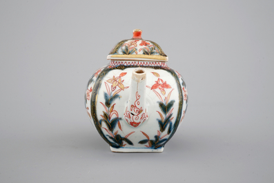 A square Japanese Imari porcelain teapot, 17/18th C.