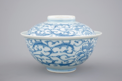 A blue and white Chinese porcelain bowl and cover, 19th C.