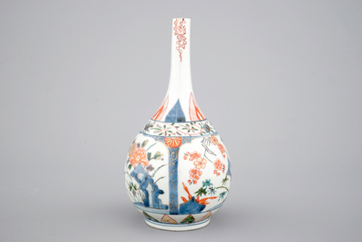 Een Japanse flesvormige Kakiemon-stijl vaas, 17/18e eeuw