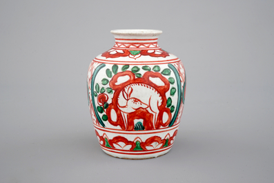 Un petit vase chinois au d&eacute;cor wucai, d&eacute;cor de cerfs, Dynastie Ming