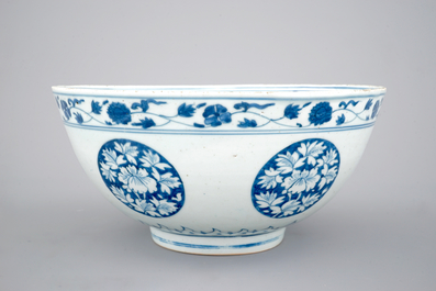 Een blauw-witte Chinees porseleinen kom, Ming Dynastie, 16e eeuw