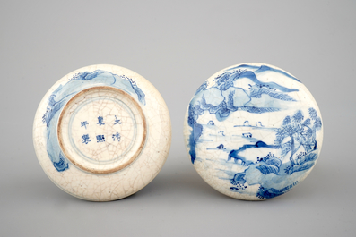 Een rond Chinees porseleinen blauw-wit doosje voor zegelwas, 18e eeuw