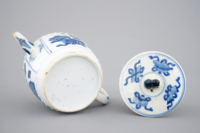 Une th&eacute;i&egrave;re en porcelaine de Chine bleu et blanc, &eacute;poque Kangxi, ca. 1700