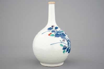 Een Japanse polychrome flesvormige vaas, 17/18e eeuw