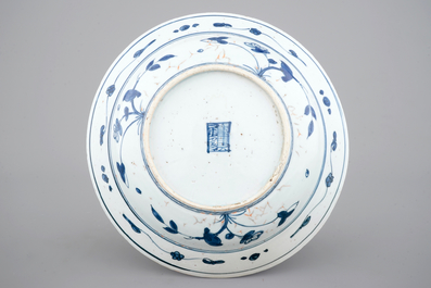 Un plat profond en porcelaine de Chine, d&eacute;cor d'un h&eacute;ron et un cerf, Dynastie Ming