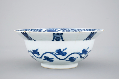 Een blauw-witte Chinees porseleinen klapmutskom, Kangxi, ca. 1700