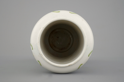 Un vase de forme albarello en porcelaine de Chine famille verte, 19&egrave;me
