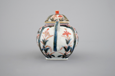 A square Japanese Imari porcelain teapot, 17/18th C.