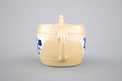 Une th&eacute;i&egrave;re en porcelaine de Chine au fond &quot;caf&eacute; au lait&quot;, &eacute;poque Kangxi, ca. 1700