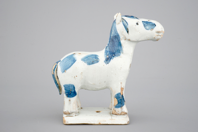 Een blauw-wit Chinees porseleinen paard voor de Nederlandse markt, 18e eeuw