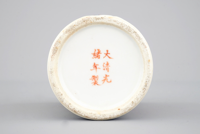Een Chinees porseleinen penselenpot met een draak, 19/20e eeuw