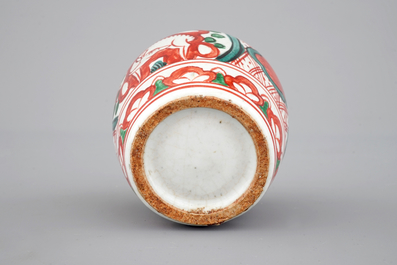 Een Chinees wucai potje met hertendecor, Ming dynastie