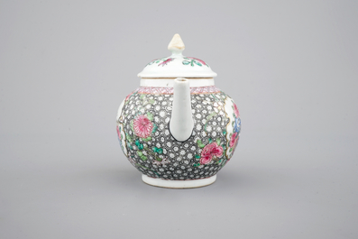 Une th&eacute;i&egrave;re en porcelaine de Chine famille rose, &eacute;poque Yongzheng, 1722-1735