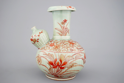 Un kendi en porcelaine de Japon au fond c&eacute;ladon, Imari, 17/18&egrave;me