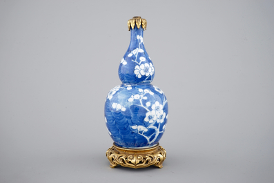 Un vase en porcelaine de Chine au fond bleu, orn&eacute; d'une monture chinoiserie en bronze, 18/19&egrave;me