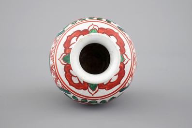 Een Chinees wucai potje met hertendecor, Ming dynastie