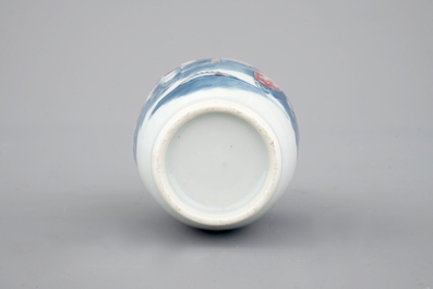 Un vase en bleu, blanc et rouge en porcelaine de Chine, 19/20&egrave;me