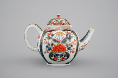 A square Japanese Imari porcelain teapot, 17/18th C.