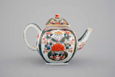 Een vierkante Japanse porseleinen Imari theepot, 17/18e eeuw