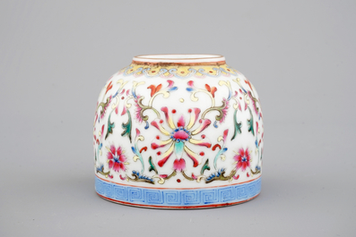 Un lave-pinceaux en porcelaine de Chine famille rose, 19/20&egrave;me