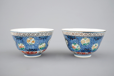 Een paar fraai gedecoreerde Chinees porseleinen kommen, 19e eeuw