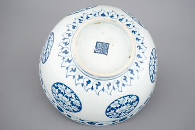 Een blauw-witte Chinees porseleinen kom, Ming Dynastie, 16e eeuw