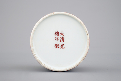 Een Chinees porseleinen famille rose penselenwasser, 19/20e eeuw