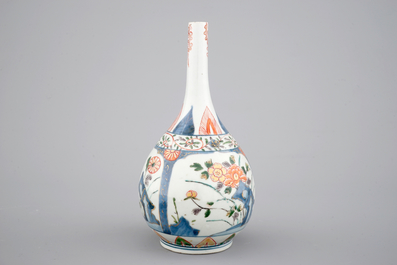 Un vase de forme bouteille de style Kakiemon, Japon, 17/18&egrave;me