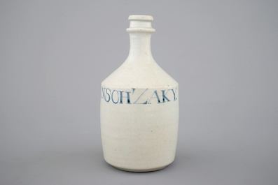 A Japanese porcelain sake bottle inscribed Japansch Zaky, 17/18th C.