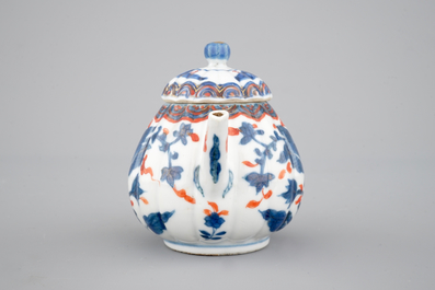 Une th&eacute;i&egrave;re en porcelaine de Chine, d&eacute;cor Imari, Kangxi, ca. 1700