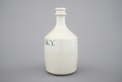 Een Japanse blauw-witte porseleinen fles voor sake, 17/18e eeuw