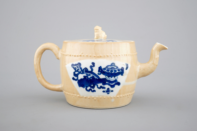 Een blauw-witte Chinees porseleinen &quot;koffie met melk&quot;-fondkleur theepot, Kangxi, ca. 1700