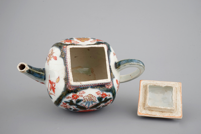 A square Japanese Imari porcelain teapot, 17/18th C.