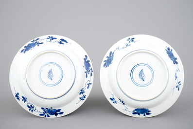 Een paar blauw-witte Chinees porseleinen bordjes voor de Europese markt, Kangxi, ca. 1700