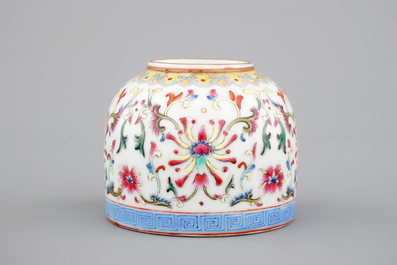 A Chinese famille rose enamelled brushwasher, 19/20th C.