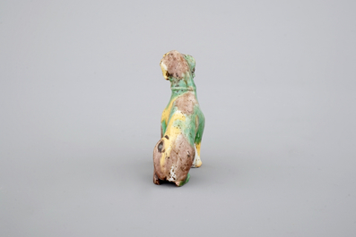Een Chinees porseleinen hondje met spinazie en ei-glazuur, Kangxi, ca. 1700