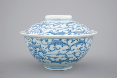 Een blauw-witte Chinees porseleinen dekselkom, 19e eeuw