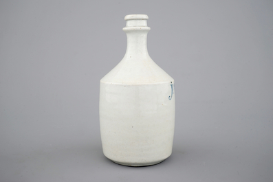 Een Japanse blauw-witte porseleinen fles voor sake, 17/18e eeuw