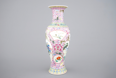 Een Chinees porseleinen famille rose vaas, 20e eeuw